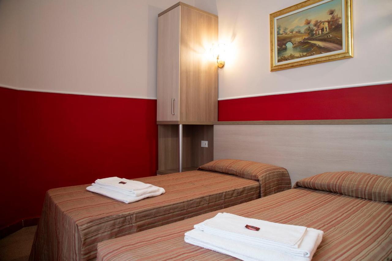 Hotel Domus Napoleone Rzym Zewnętrze zdjęcie
