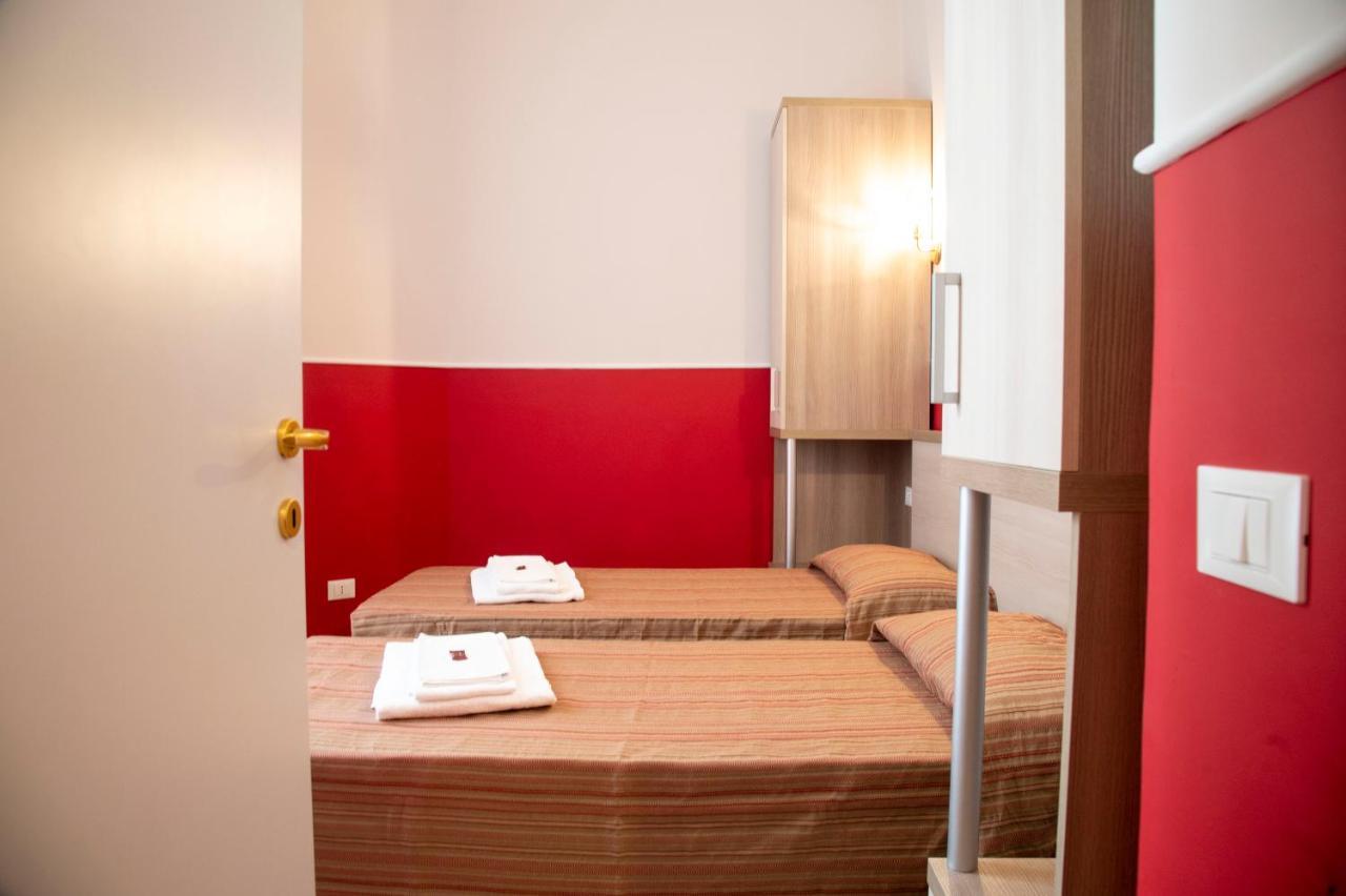 Hotel Domus Napoleone Rzym Zewnętrze zdjęcie