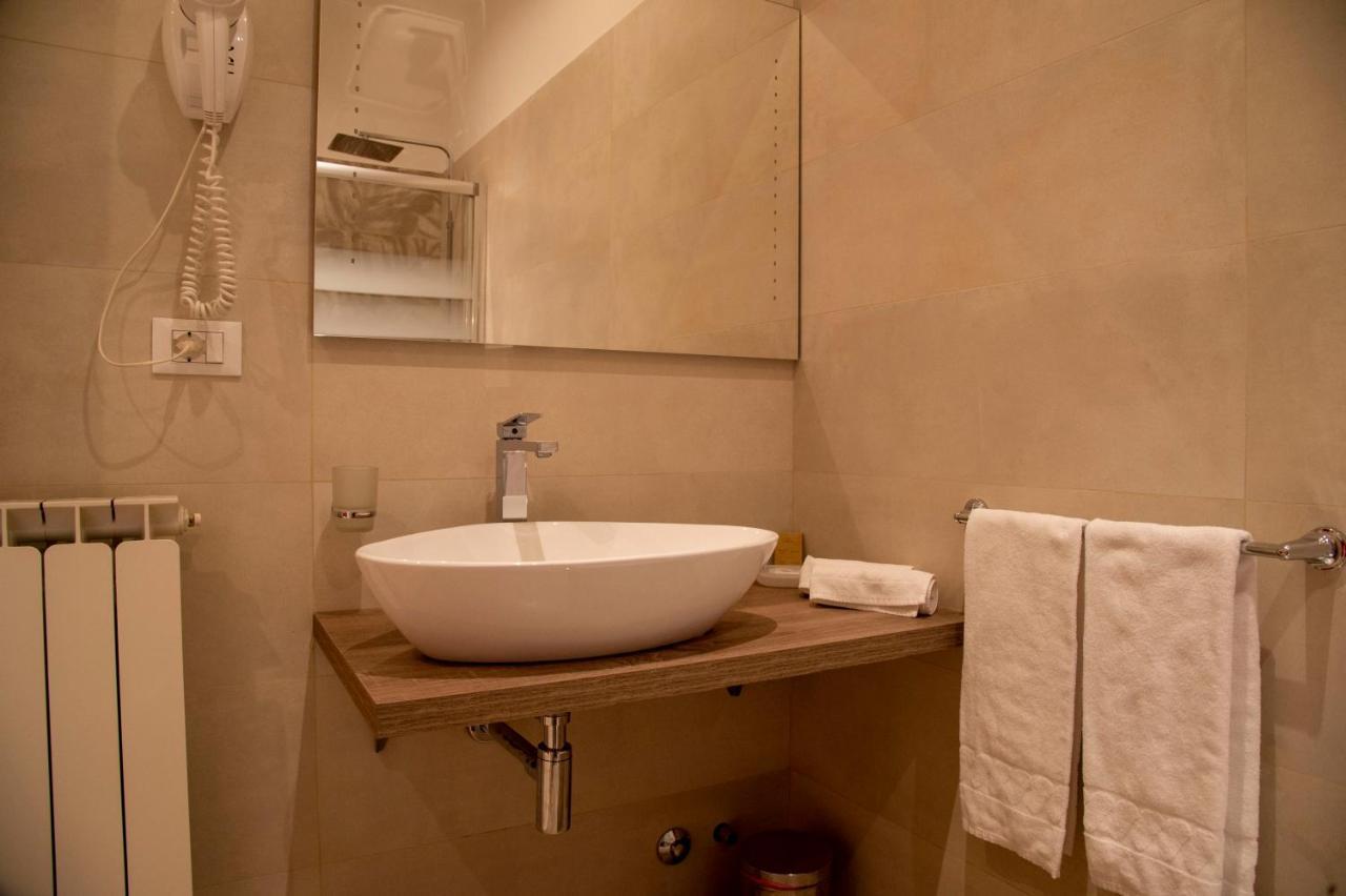 Hotel Domus Napoleone Rzym Zewnętrze zdjęcie